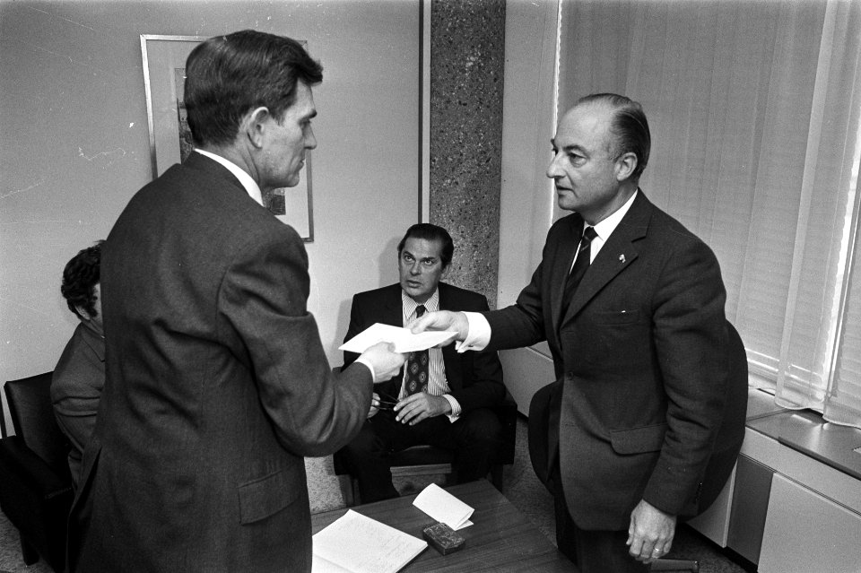 Minister Schmelzer en ambassadeur Hanon Bar On. Tussen hen in minister-president, Bestanddeelnr 925-8600