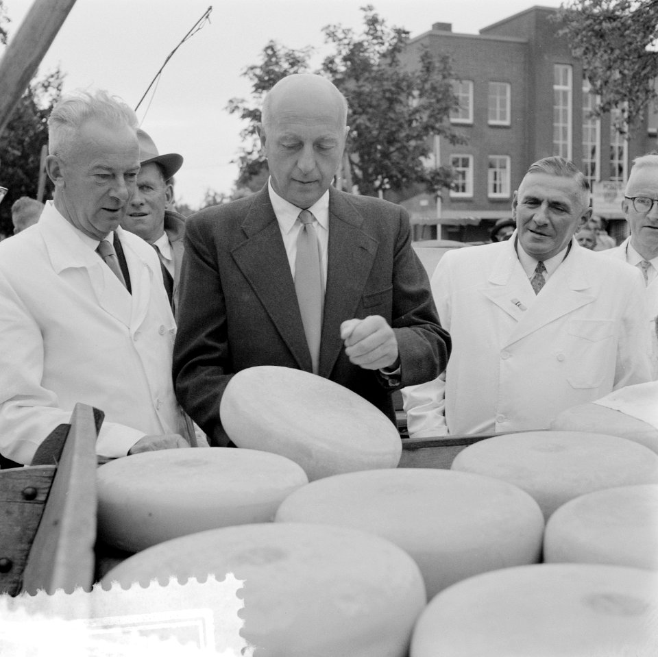 Minister Mansholt op kaasmarkt Bodegraven ( 75 jaar oud, Bestanddeelnr 908-9401