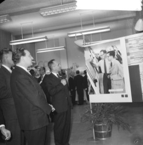 Minister mr dr Ch J M A van Rooy opent beroepententoonstelling in Den Haag, Bestanddeelnr 911-7799