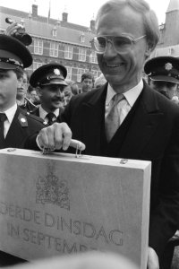 Minister Ruding met miljoenenkoffertje op het Binnenhof, Bestanddeelnr 934-3178