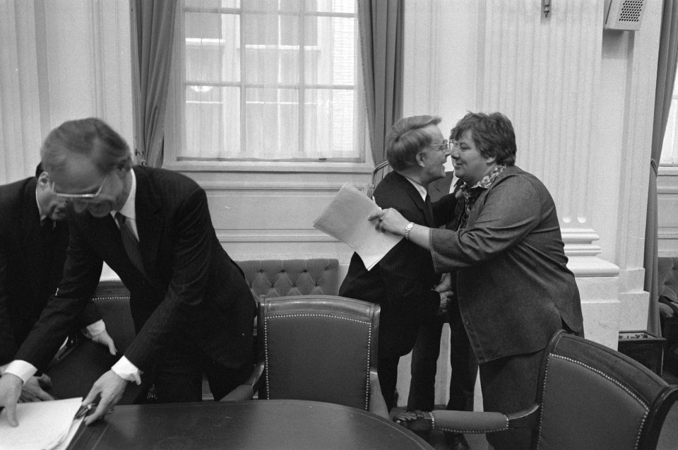 Minister Ruding (l) en staatssecretaris Koning met Terpstra (zoen), Bestanddeelnr 934-3992