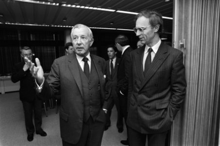 Minister Ruding (r) met zijn Amerikaanse ambtgenoot Donald Regan, Bestanddeelnr 932-9889