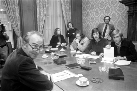 Minister Vredeling praat met VVDM-bestuur in Den Haag links minister Vredeling, Bestanddeelnr 927-6049