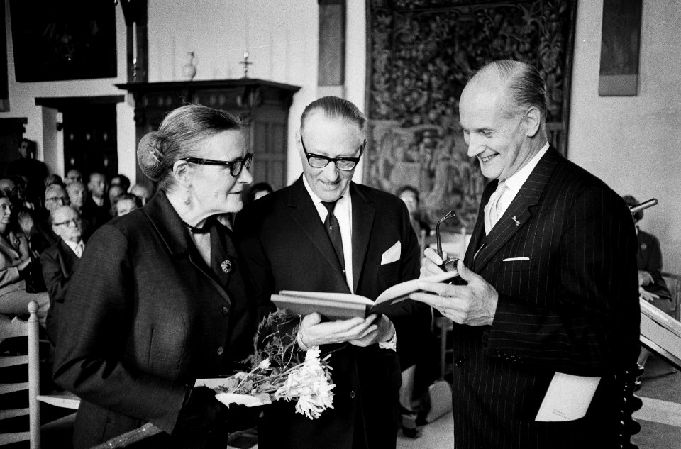 Minister mr Th H Bot P C Hooft prijs uitgereikt in Muiderslot aan schrijver, Bestanddeelnr 915-5561