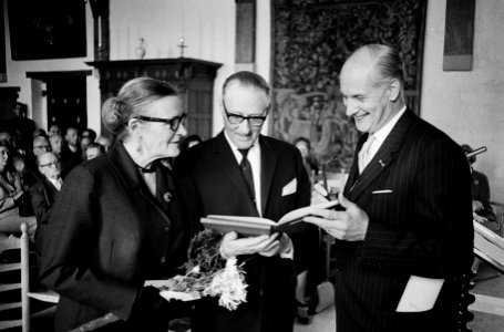 Minister mr Th H Bot P C Hooft prijs uitgereikt in Muiderslot aan schrijver, Bestanddeelnr 915-5561