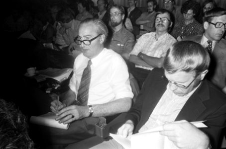 Minister Vredeling (links) en staatssecretaris Stemerdink (rechts), Bestanddeelnr 927-9889