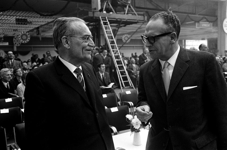 Minister Vrolijk(r) en dr. Drees(l) in gesprek, Bestanddeelnr 918-3852