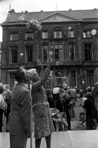 Minister mevrouw I Vorrink opent milieu-markt in Den Haag ivm wereld-milieud, Bestanddeelnr 926-4586