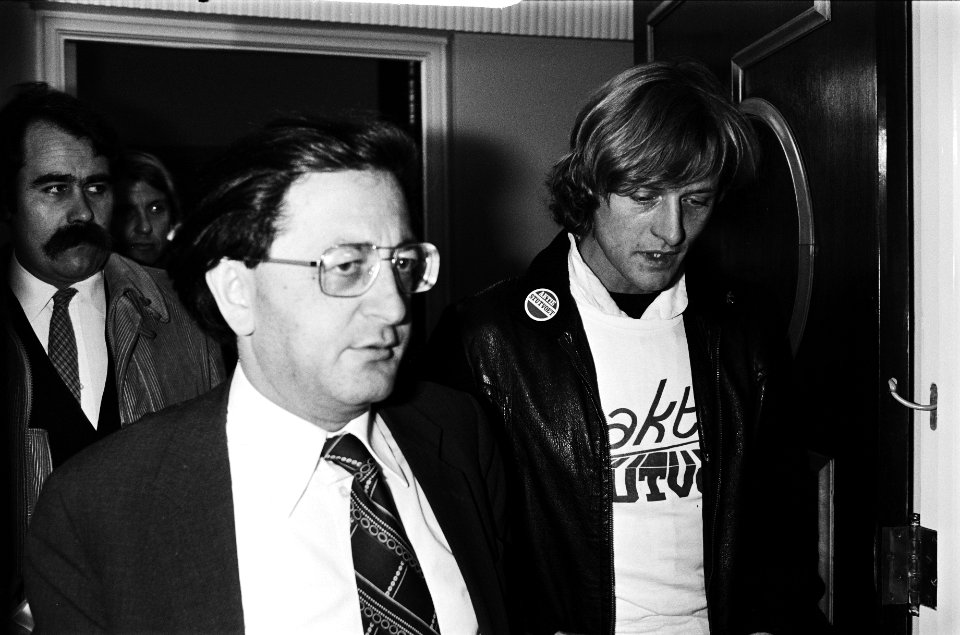 Minister Pais (l) en Rutger Hauer, Bestanddeelnr 930-5476