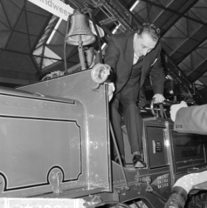 Minister van Verkeer en Waterstaat mr. Van Aartsen , minister Van Aartsen neemt , Bestanddeelnr 916-0242