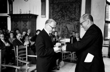 Minister mr Th H Bot P C Hooft prijs uitgereikt in Muiderslot aan schrijver, Bestanddeelnr 915-5566
