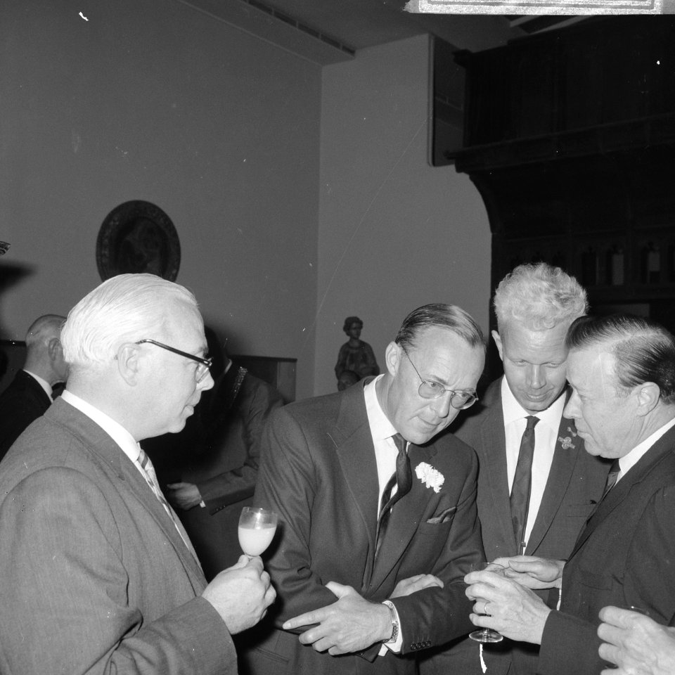 Minister Veldkamp ontving congres van het VVV in Rijksmuseum v.l.n.r. minister V, Bestanddeelnr 917-9429