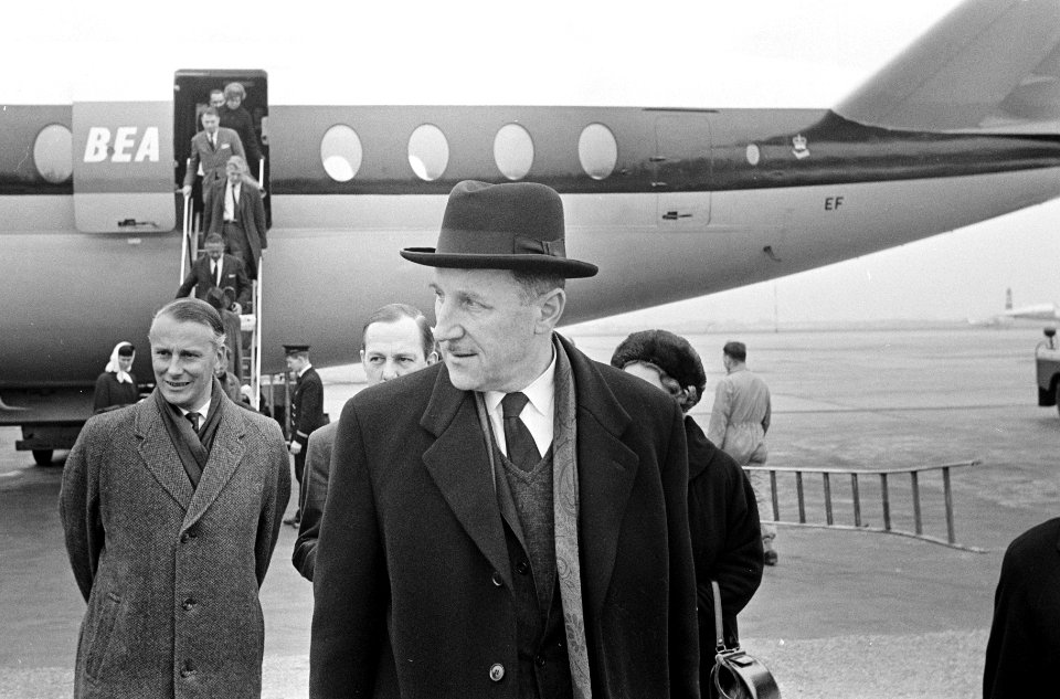 Minister Luns terug van WEU-conferentie, Luns op Schiphol, Bestanddeelnr 918-9270