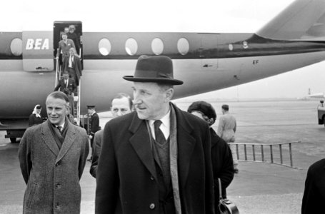 Minister Luns terug van WEU-conferentie, Luns op Schiphol, Bestanddeelnr 918-9270