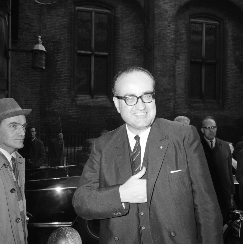 Minister van Volkshuisvesting en Ruimtelijke Ordening Pieter Bogaers (KVP) arriv, Bestanddeelnr 919-6827
