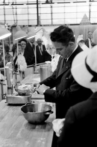 Minister Marijnen maakt beslag bij de opening van de Nederlandse Bakkertentoonst, Bestanddeelnr 915-1540