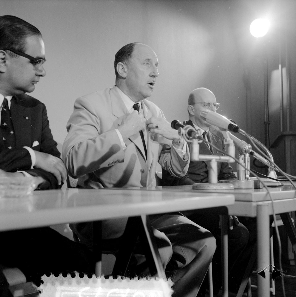 Minister Luns uit India begroet door mevrouw Wiarto (kop) persconferentie, Bestanddeelnr 916-7375