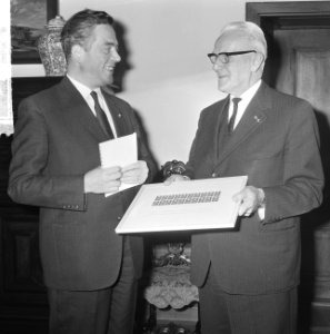 Minister Marijnen kreeg eerste postzegel in het Catshuis links minister Marijnen, Bestanddeelnr 917-2401