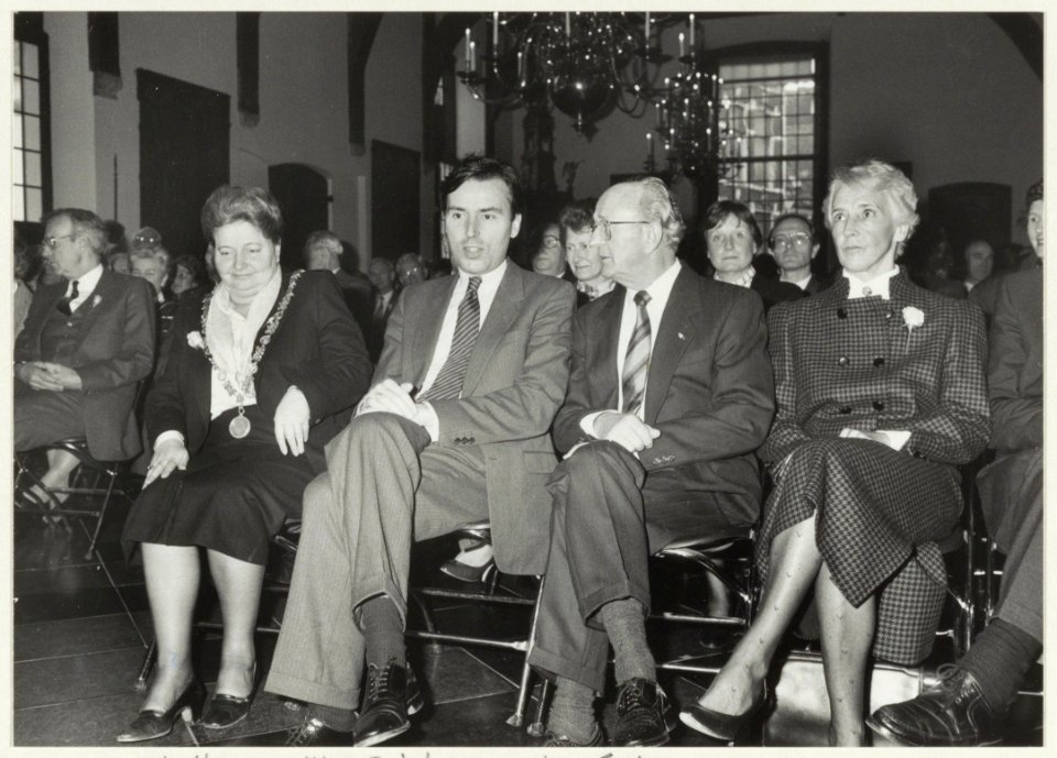 Minister van WVC Elco Brinkman in de Gravenzaal bij de feestelijkheden ter gelegenheid van het 550-jarig bestaan van het St. Jacobs Godshuis. V.l.n.r. burgemeester Schmitz, minister Brinkma, NL-HlmNHA 54020727