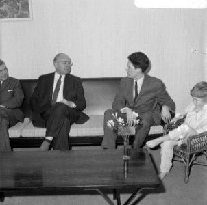 Minister Vondeling op huisbezoek, Bestanddeelnr 918-9566