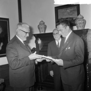 Minister Marijnen kreeg eerste postzegel in het Catshuis links minister Marijnen, Bestanddeelnr 917-2398