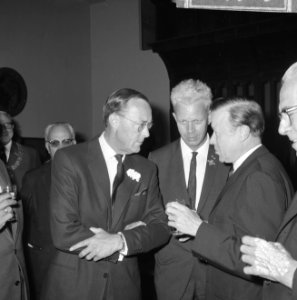 Minister Veldkamp ontving congres van het VVV in Rijksmuseum v.l.n.r. minister V, Bestanddeelnr 917-9430