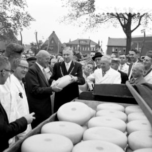 Minister Mansholt op kaasmarkt Bodegraven ( 75 jaar oud, Bestanddeelnr 908-9398