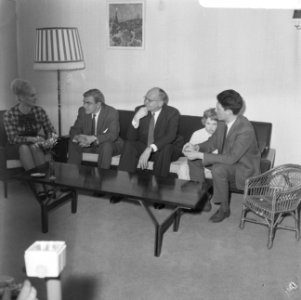 Minister Vondeling op huisbezoek, Bestanddeelnr 918-9560