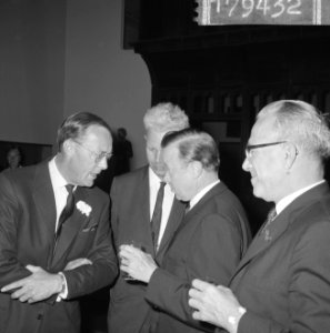 Minister Veldkamp ontving congres van het VVV in Rijksmuseum v.l.n.r. minister V, Bestanddeelnr 917-9432