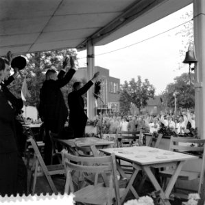 Minister Mansholt op kaasmarkt Bodegraven ( 75 jaar oud, Bestanddeelnr 908-9392