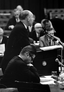 Minister Vondeling tijdens zijn redevoering, Bestanddeelnr 918-4944