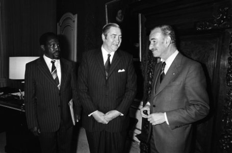 Minister vd Klaauw met minister David Smith van Zimbabwe (midden) en EEG ambas, Bestanddeelnr 930-9128