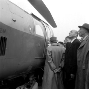Minister Mansholt bekijkt de helicoptere, Bestanddeelnr 902-4023