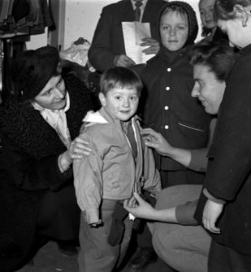 Minister mej. Klompé bezoekt Hongaren te Budel, Bestanddeelnr 908-2502