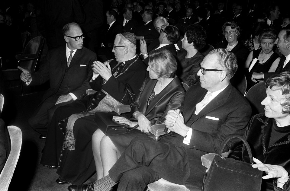 Minister Vrolijk (tweede van rechts) en kardinaal Alfrink (tweede van links) tij, Bestanddeelnr 918-4501