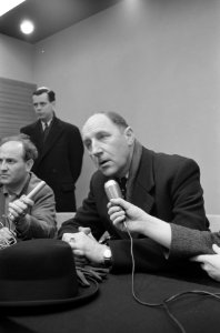 Minister Luns uit Londen tijdens persconferentie, Bestanddeelnr 913-7575