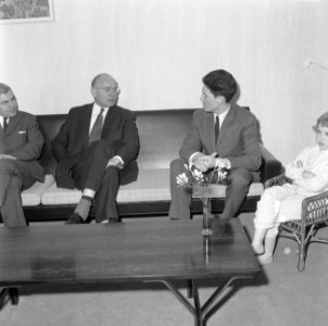 Minister Vondeling op huisbezoek, Bestanddeelnr 918-9565