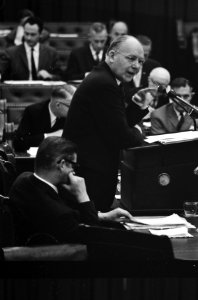Minister Vondeling tijdens zijn redevoering, Bestanddeelnr 918-4943