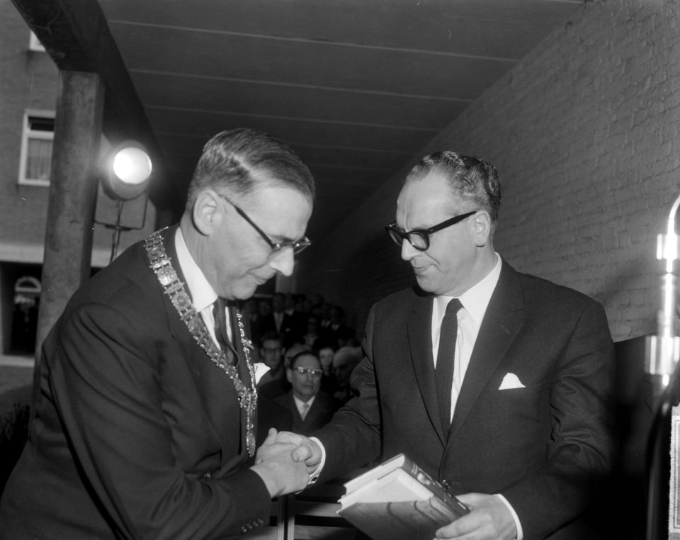 Minister Vrolijk (rechts) overhandigde burgemeester Van Hall het boek Ondergang, Bestanddeelnr 917-6785