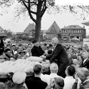 Minister Mansholt op kaasmarkt Bodegraven ( 75 jaar oud, Bestanddeelnr 908-9403