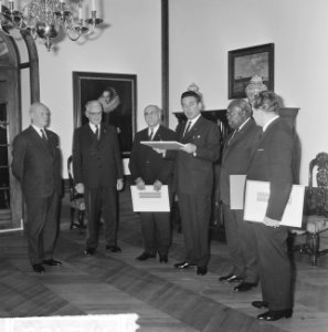 Minister Marijnen kreeg eerste postzegel in het Catshuis links minister Marijnen, Bestanddeelnr 917-2400