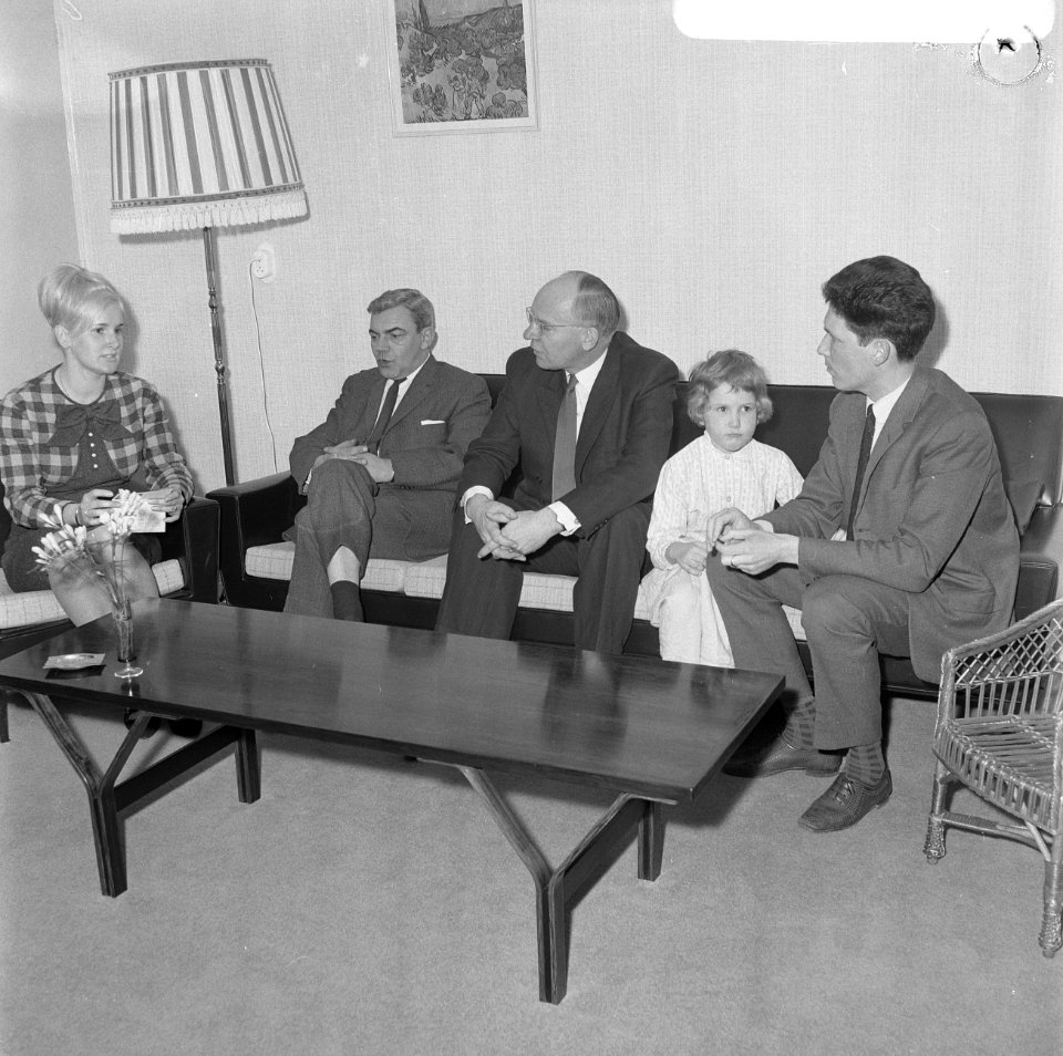 Minister Vondeling op huisbezoek, Minister Vondeling op bezoek bij familie Welli, Bestanddeelnr 918-9559