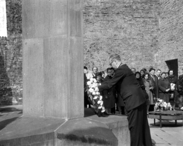 Minister Vrolijk (rechts) overhandigde burgemeester Van Hall het boek Ondergang, Bestanddeelnr 917-6786