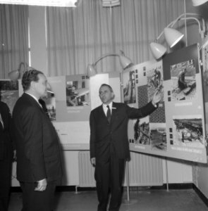 Minister mr dr Ch J M A van Rooy opent beroepententoonstelling in Den Haag, Bestanddeelnr 911-7795
