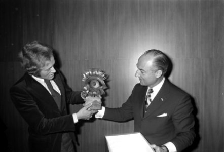 Minister Schmelzer (r) overhandigt een Gouden Oog aan W.P. Geller (W-Duitsland) , Bestanddeelnr 925-5376