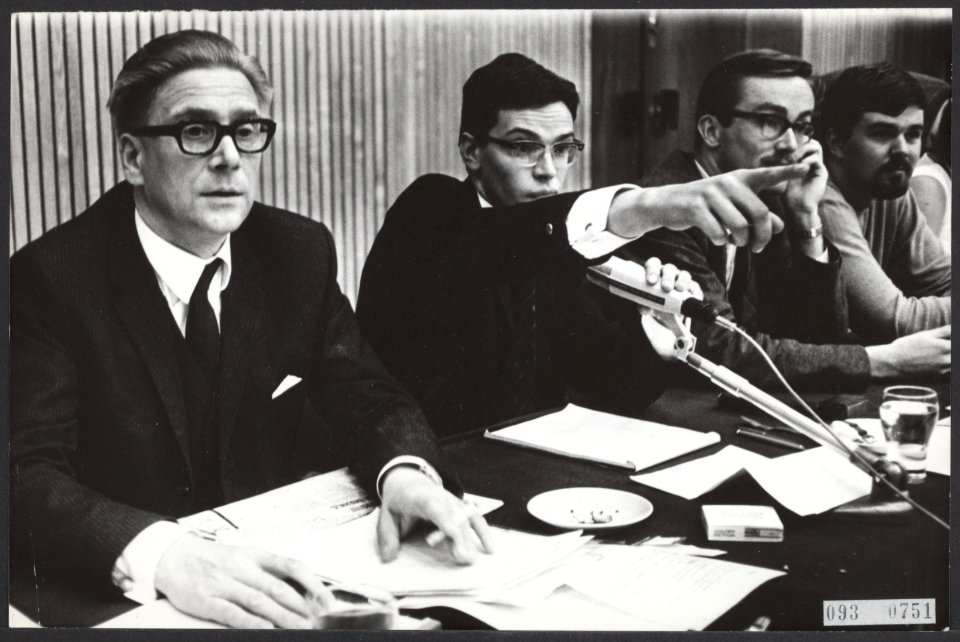 Ministers, gesprekken, studenten, Veringa, Gerard, Wiebenga, J.K., Bestanddeelnr 093-0751