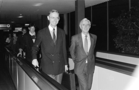 Minister Ruding terug van reis naar China minister Ruding (l) en minister BuZa , Bestanddeelnr 934-7249