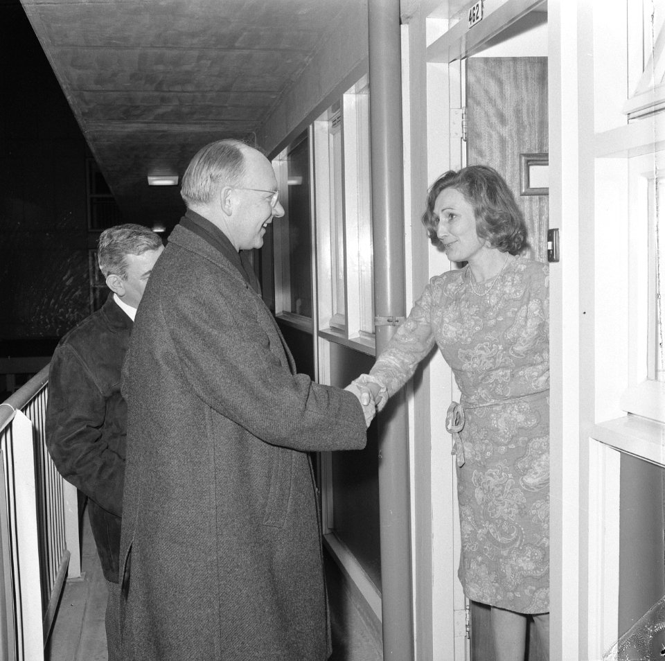 Minister Vondeling op huisbezoek, voor verkiezingen, hier op een flat te Delft, Bestanddeelnr 918-9557