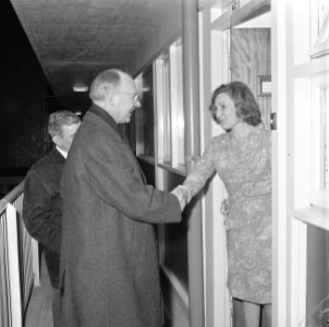 Minister Vondeling op huisbezoek, voor verkiezingen, hier op een flat te Delft, Bestanddeelnr 918-9557