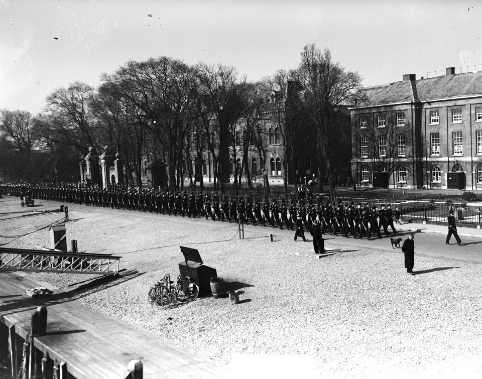 Minister Schokking bezoekt Den Helder parade, Bestanddeelnr 903-2821
